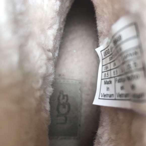 UGG BOOTS - Picture 5 of 11